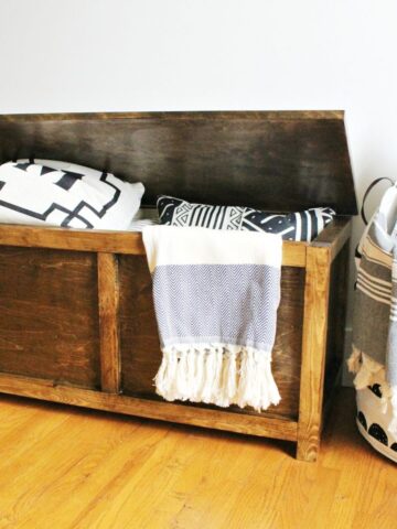 Free building plans to make your own DIY Storage chest