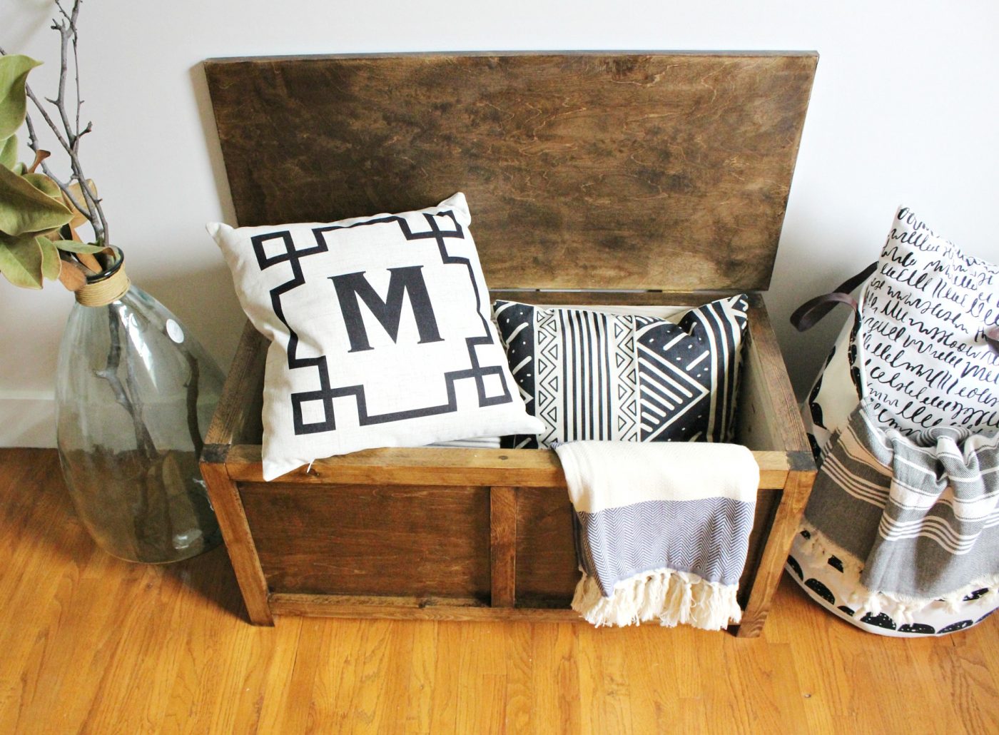 Storage Trunk perfect for end of the bed storage, or entryway storage