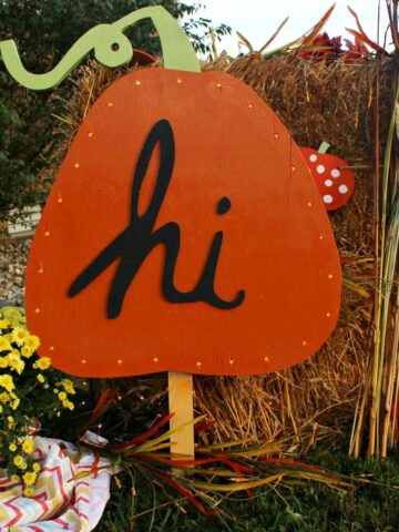 How to make a DIY Harvest Yard Sign with lights!