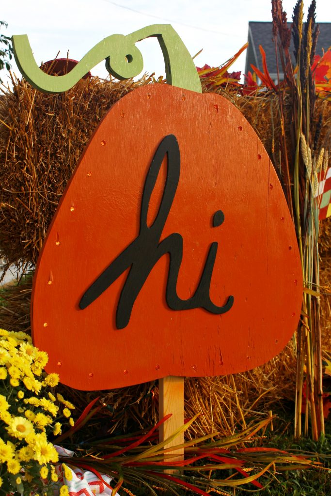 How to make this super cute DIY Harvest Yard Sign