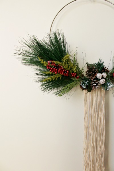 How to make a simple modern Christmas Wreath with a Macrame hoop