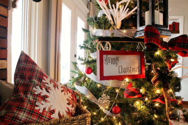 How to make a DIY Snowflake pillow for Christmas decor! Easy DIY Christmas project and great for beginners!