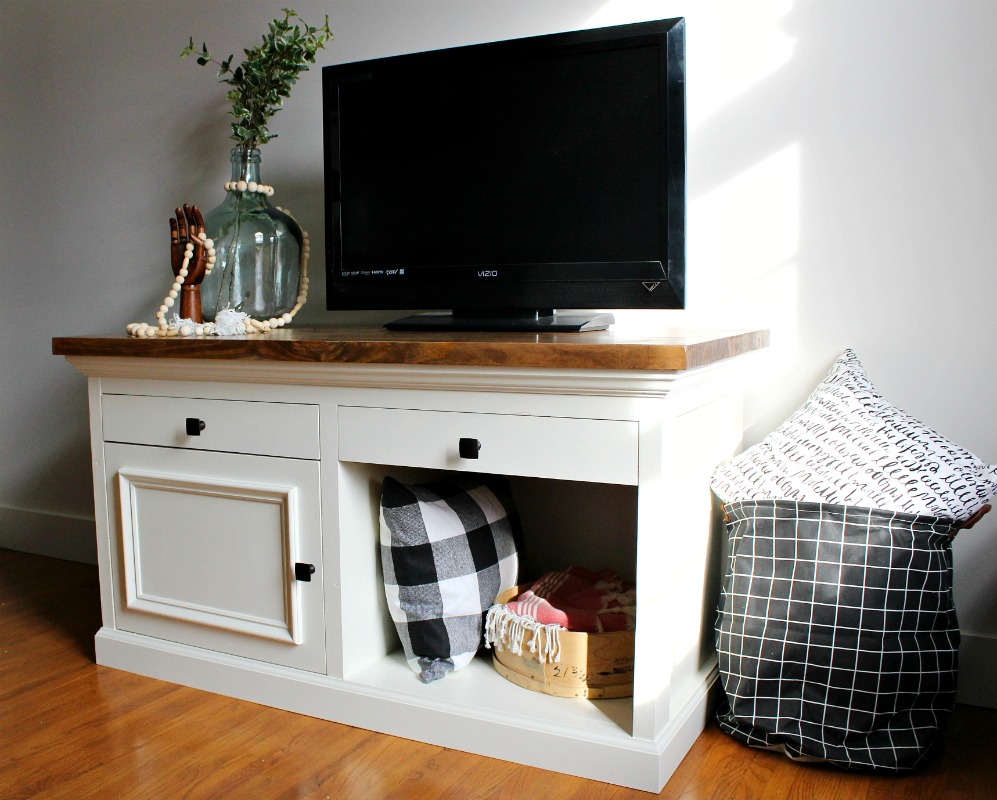 DIY TV Stand that's strong enough to hold an aquarium! Sturdy and stylish, this DIY tutorial will show you how to build your own. Grab the free woodworking plans here