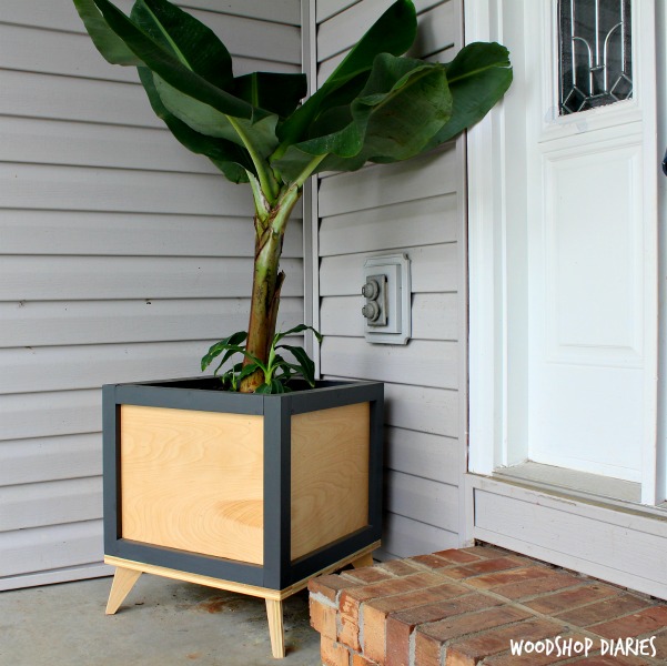 DIY Modern Planter Boxes you can make from scrap wood! Give your front porch a modern feel with these easy to build plant stands!