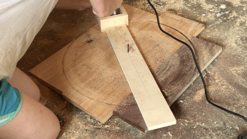 Using a router and circle jig to cut out two tone wooden clock