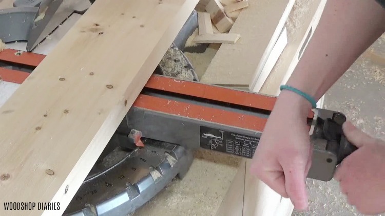Setting the angle on the miter saw