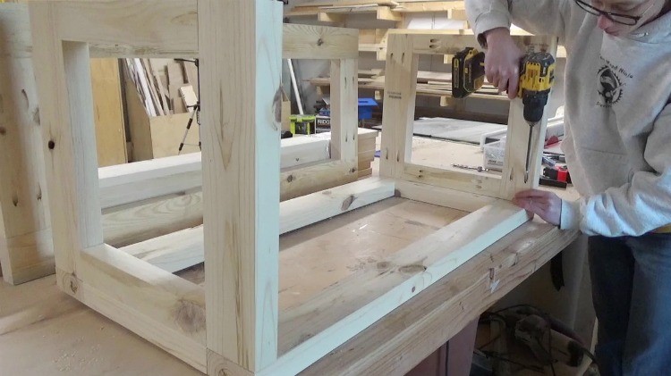 Attaching frame together using pocket holes and screws