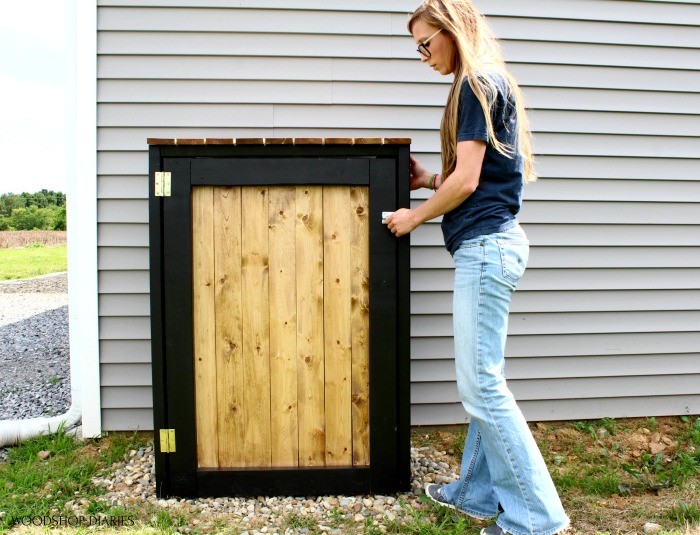 Shara closing and latching trash can cover frame door