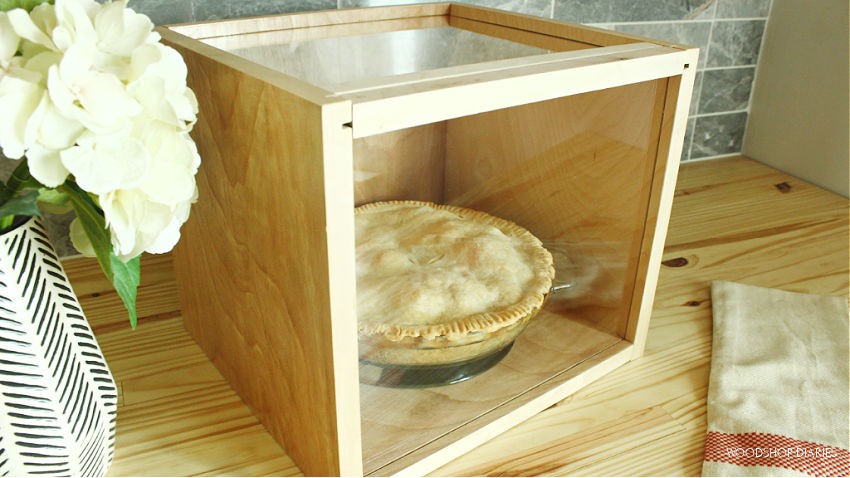 Apple pie in DIY pie carrier display box with lids shut