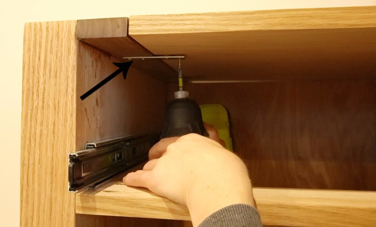 Using flat brackets to attach DIY L shaped desk top to end boards on cabinets