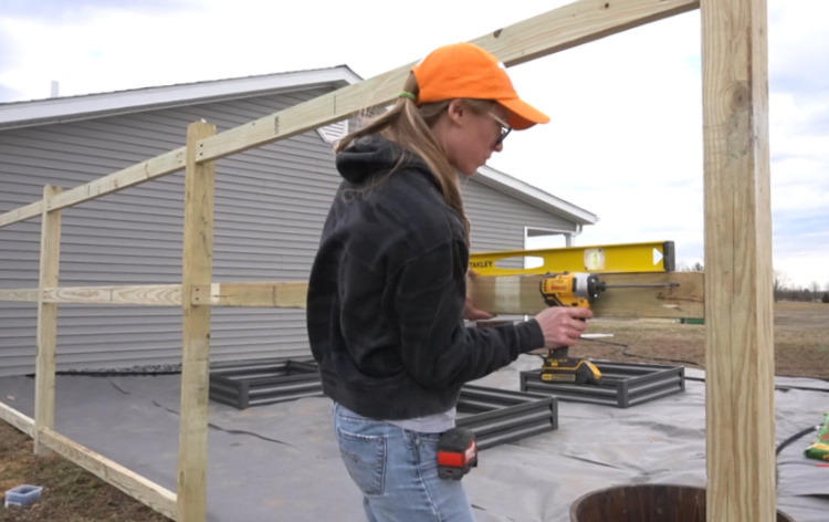 Attaching framing between fence posts using pocket holes and a level