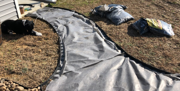 landscape edging installed in curved walkway