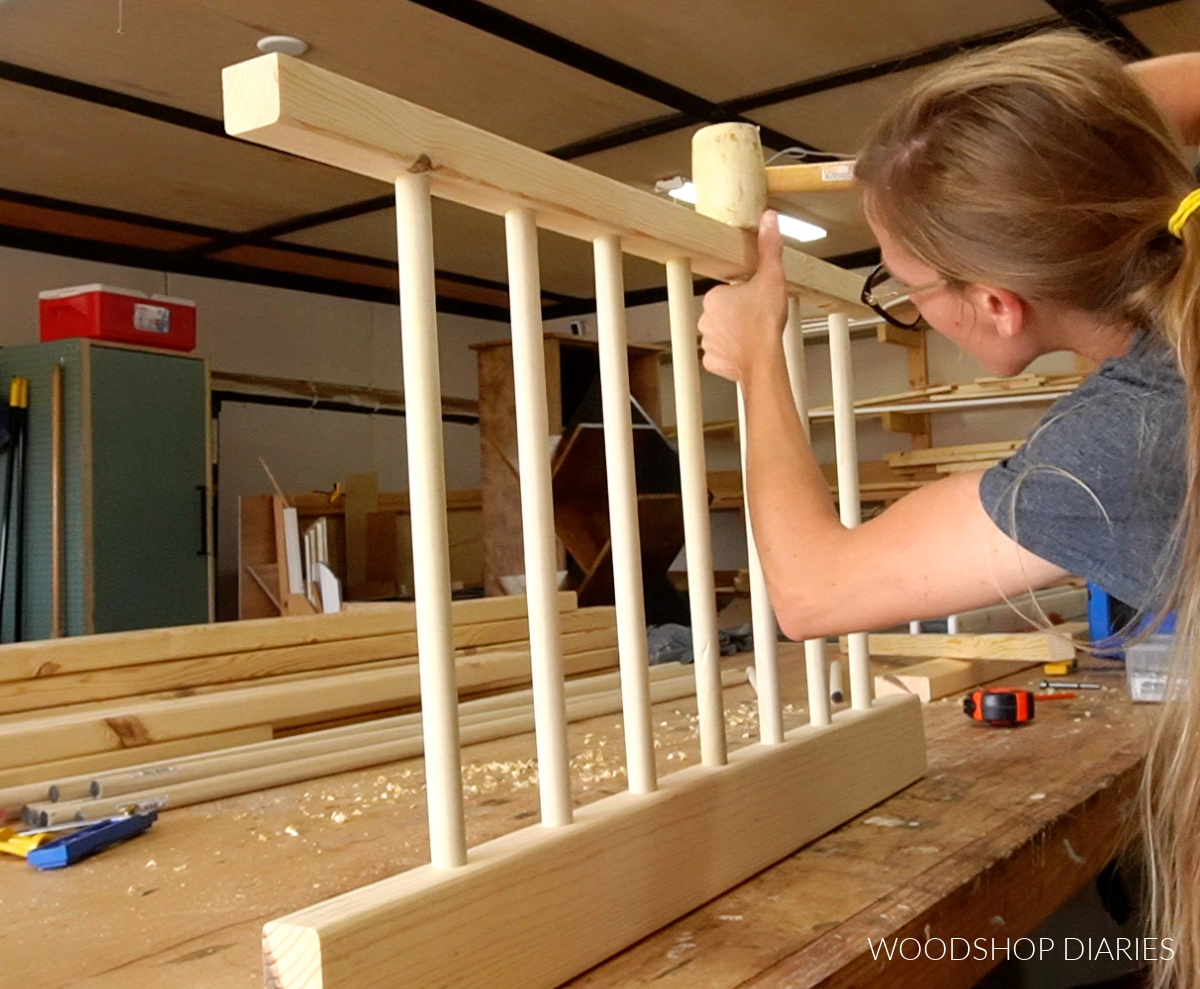 Shara Woodshop Diaries montering sidoskenor av DIY barn golv säng med hjälp av en gummiklubba att knacka dymlingar på plats