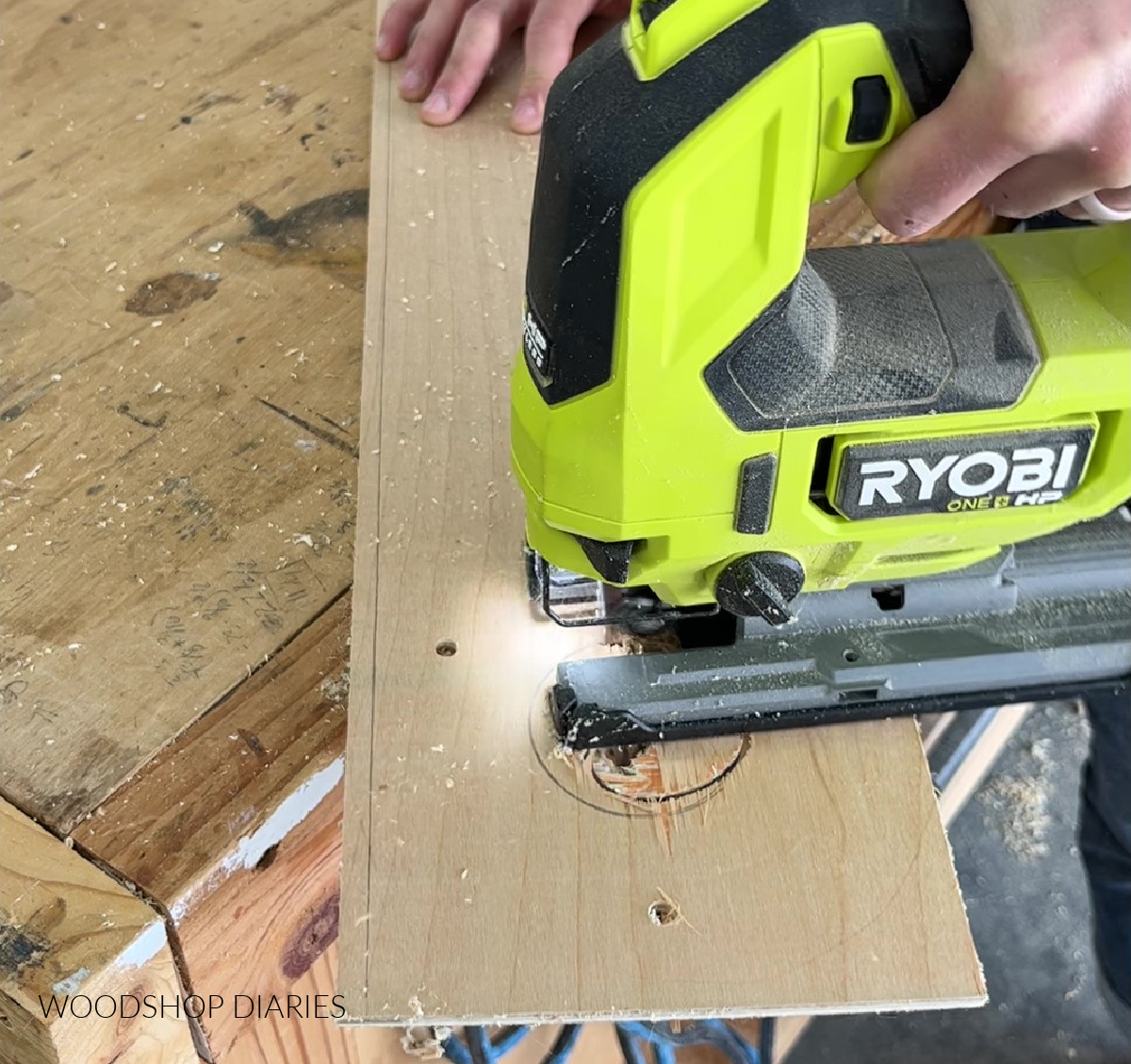 Cutting out circle in ¼" plywood using jig saw