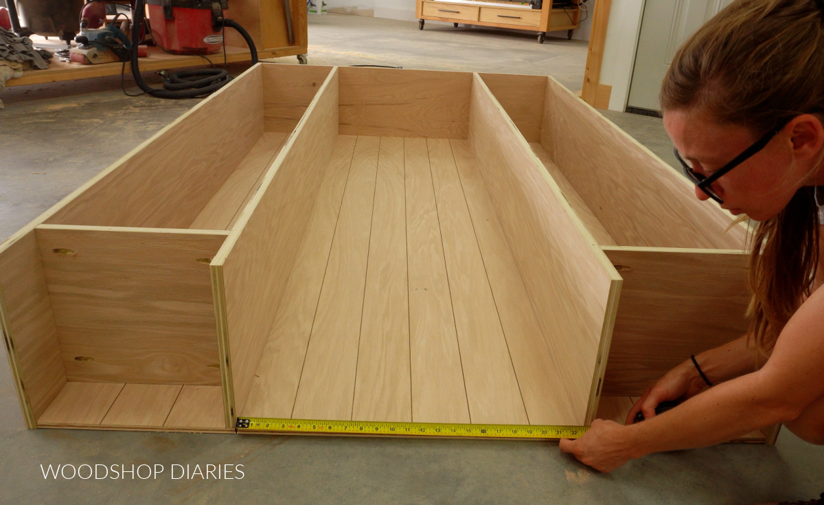 Measuring length to cut middle shelf for bookcase