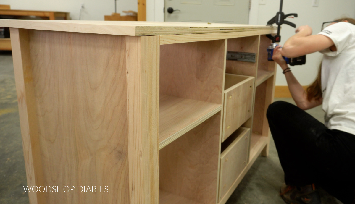 Attaching top panel of buffet table through top supports